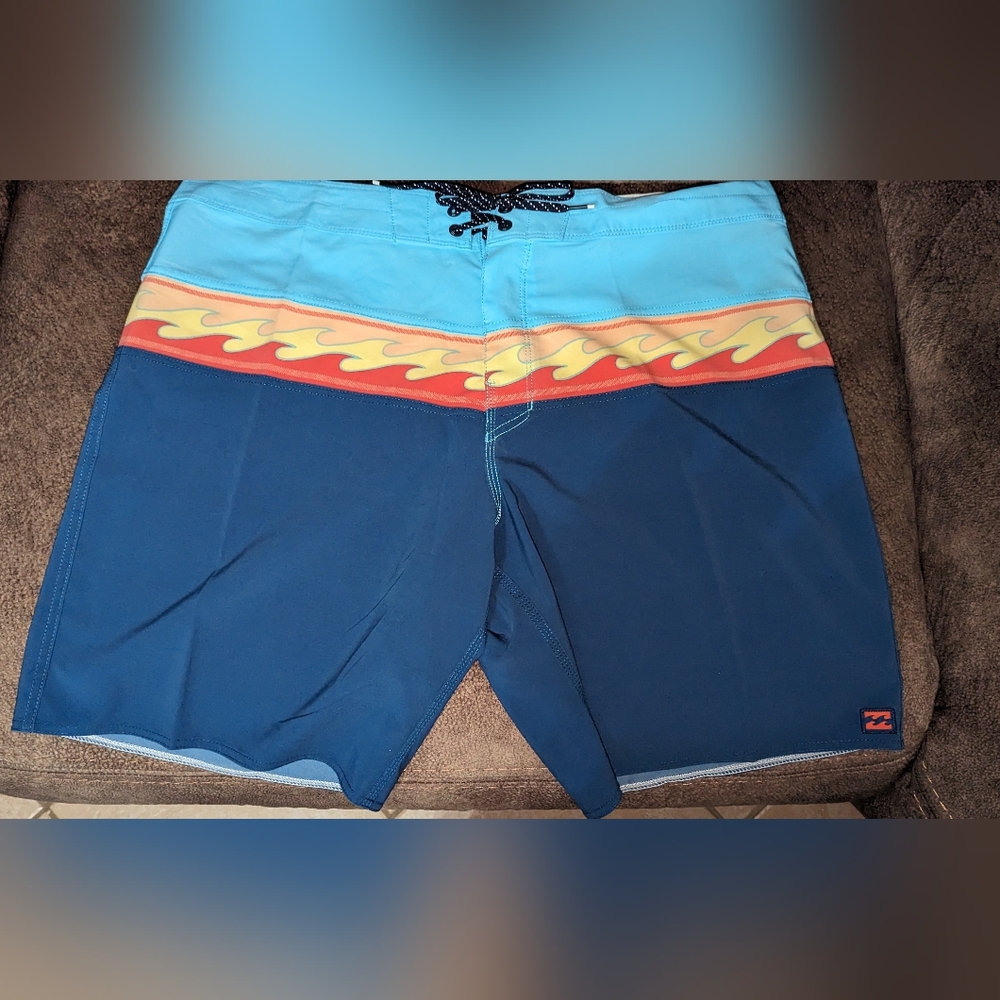 NWT, Billabong, Momentum Pro Performance 19", mid length board shorts -men's 38